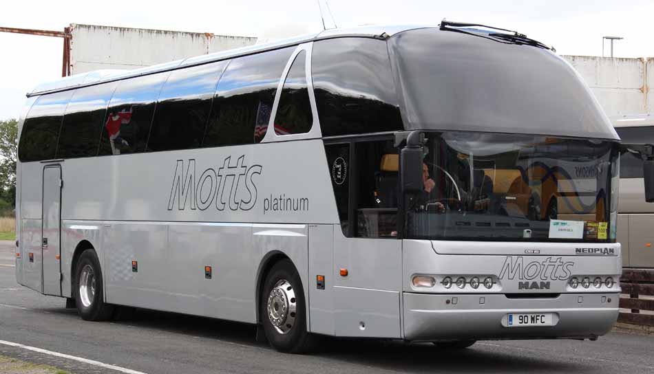 Motts Platinum Neoplan Starliner 90WFC