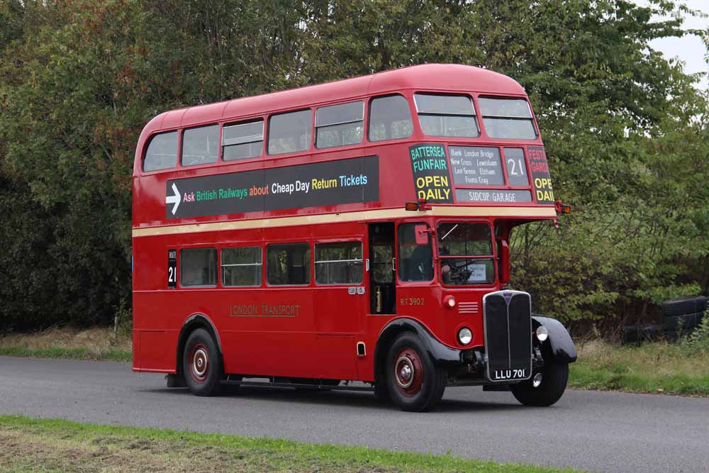 London Transport AEC Regent 3RT Weymann RT3902